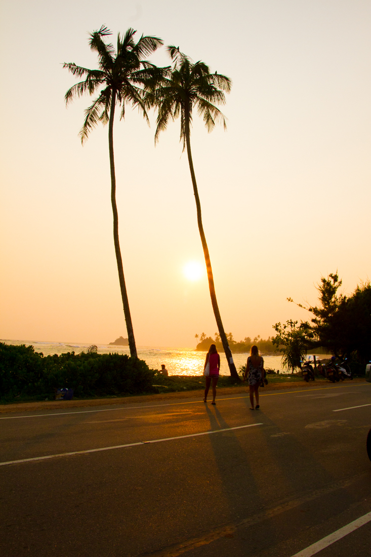 the-sidewalk-secrets-travel-blog-surf-sri-lanka-midigama-mirissa-surfing-sunset-3