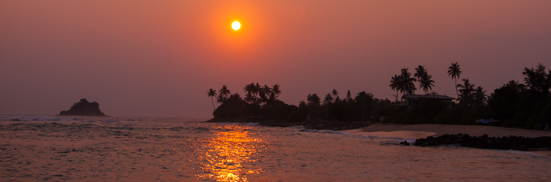 the-sidewalk-secrets-travel-blog-surf-sri-lanka-midigama-mirissa-surfing-sunset-6