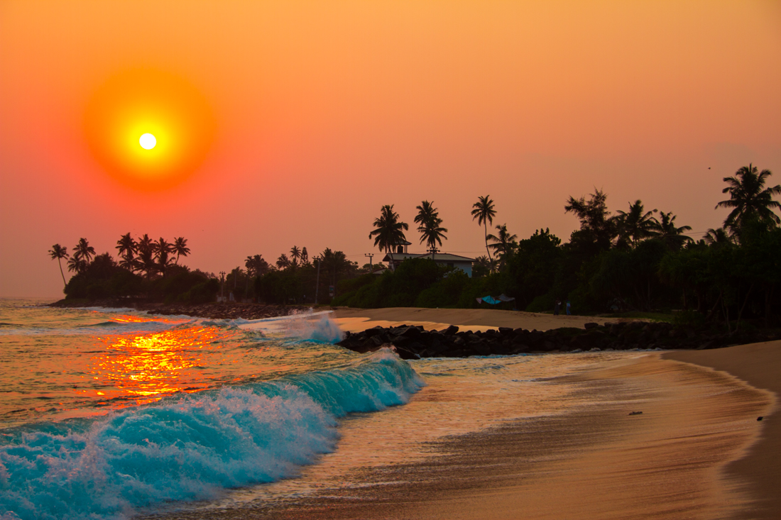 the-sidewalk-secrets-travel-blog-surf-sri-lanka-midigama-mirissa-surfing-sunset-7