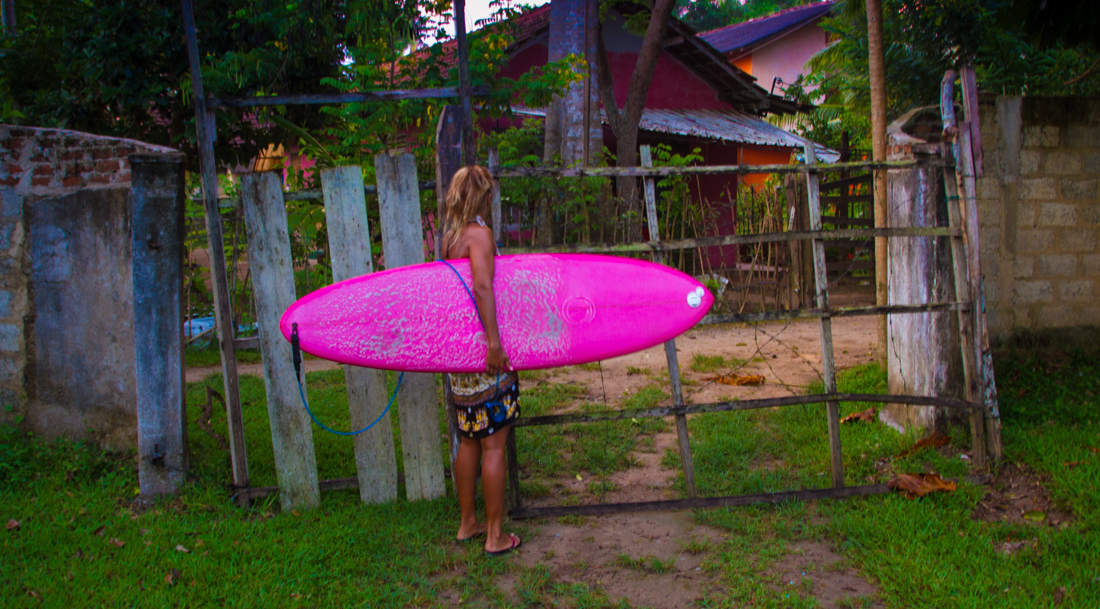 the-sidewalk-secrets-travel-blog-surf-sri-lanka-midigama-mirissa-surfing-sunset-1