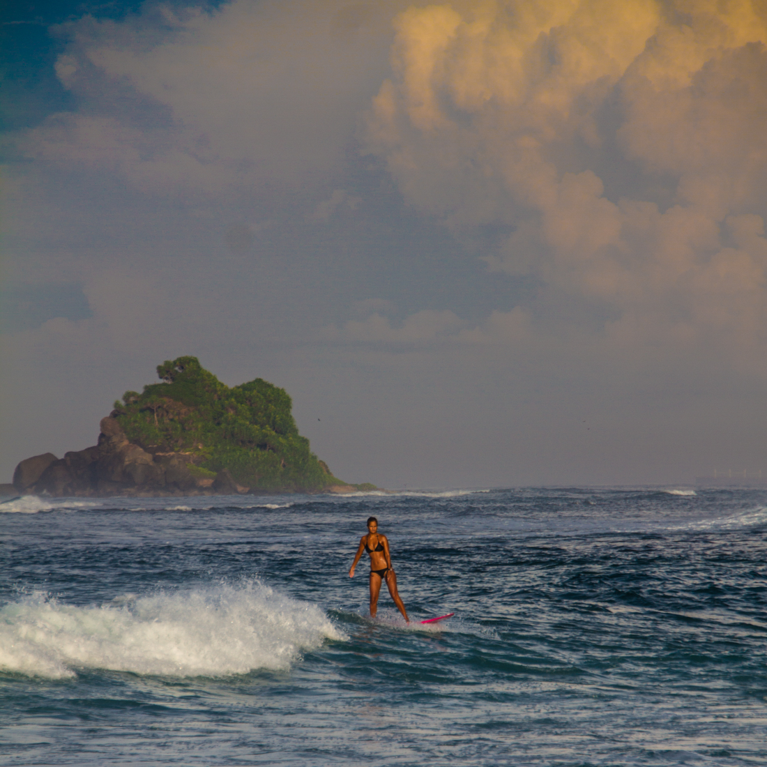 the-sidewalk-secrets-travel-blog-surf-sri-lanka-midigama-mirissa-surfing-sunset-16