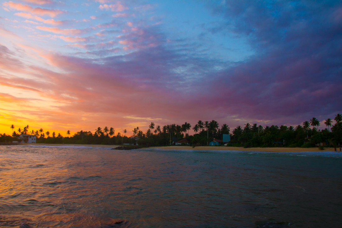 the-sidewalk-secrets-travel-blog-surf-sri-lanka-midigama-mirissa-surfing-sunset-19