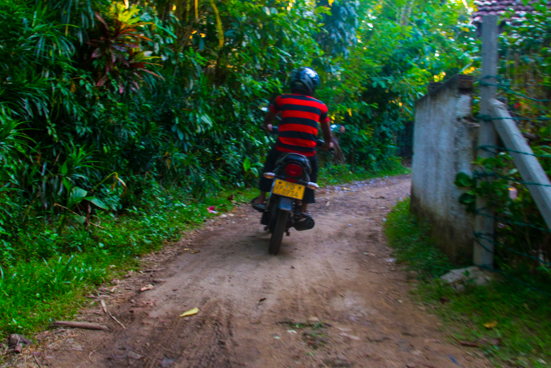 the-sidewalk-secrets-travel-blog-surf-sri-lanka-midigama-mirissa-surfing-sunset-2