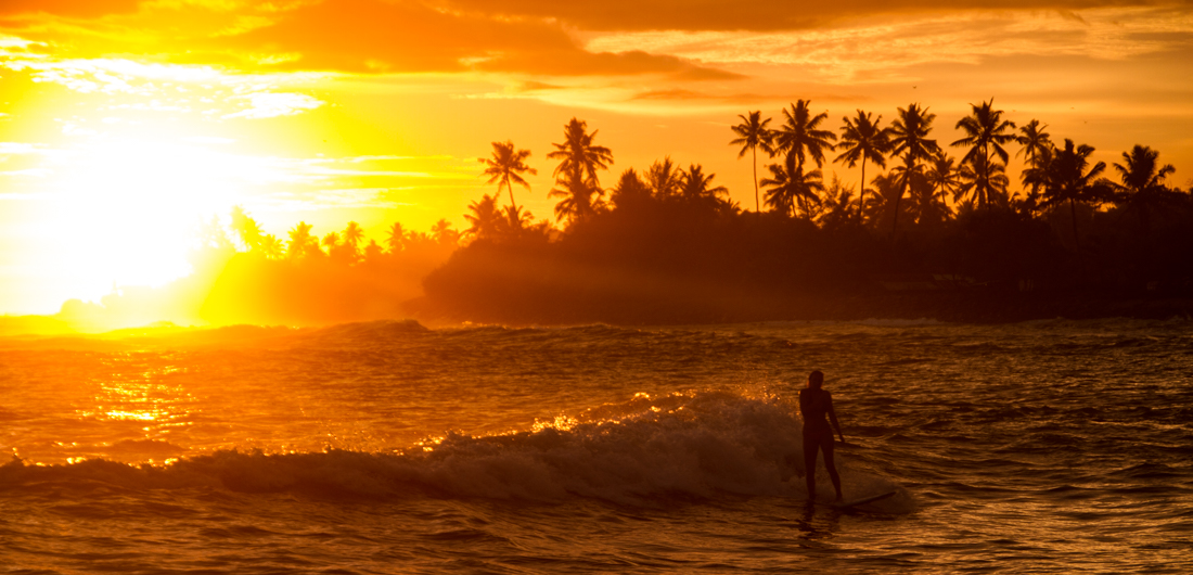 the-sidewalk-secrets-travel-blog-surf-sri-lanka-midigama-mirissa-surfing-sunset-3