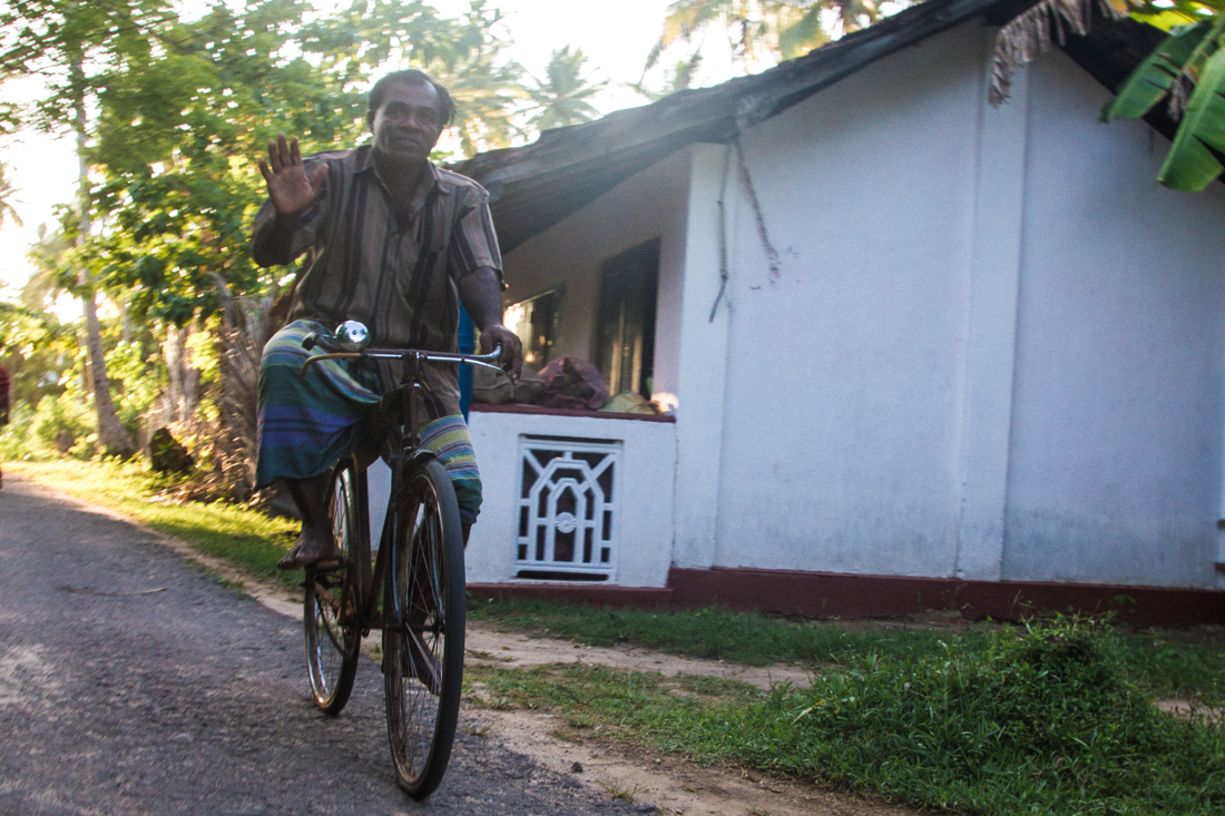 the-sidewalk-secrets-travel-blog-surf-sri-lanka-midigama-mirissa-surfing-sunset-4