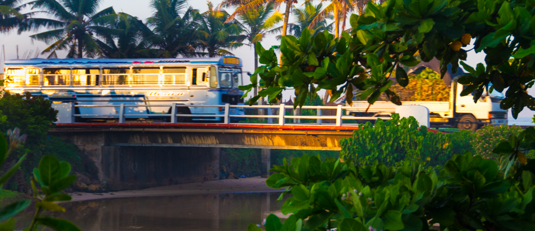 the-sidewalk-secrets-travel-blog-surf-sri-lanka-midigama-mirissa-surfing-sunset-4