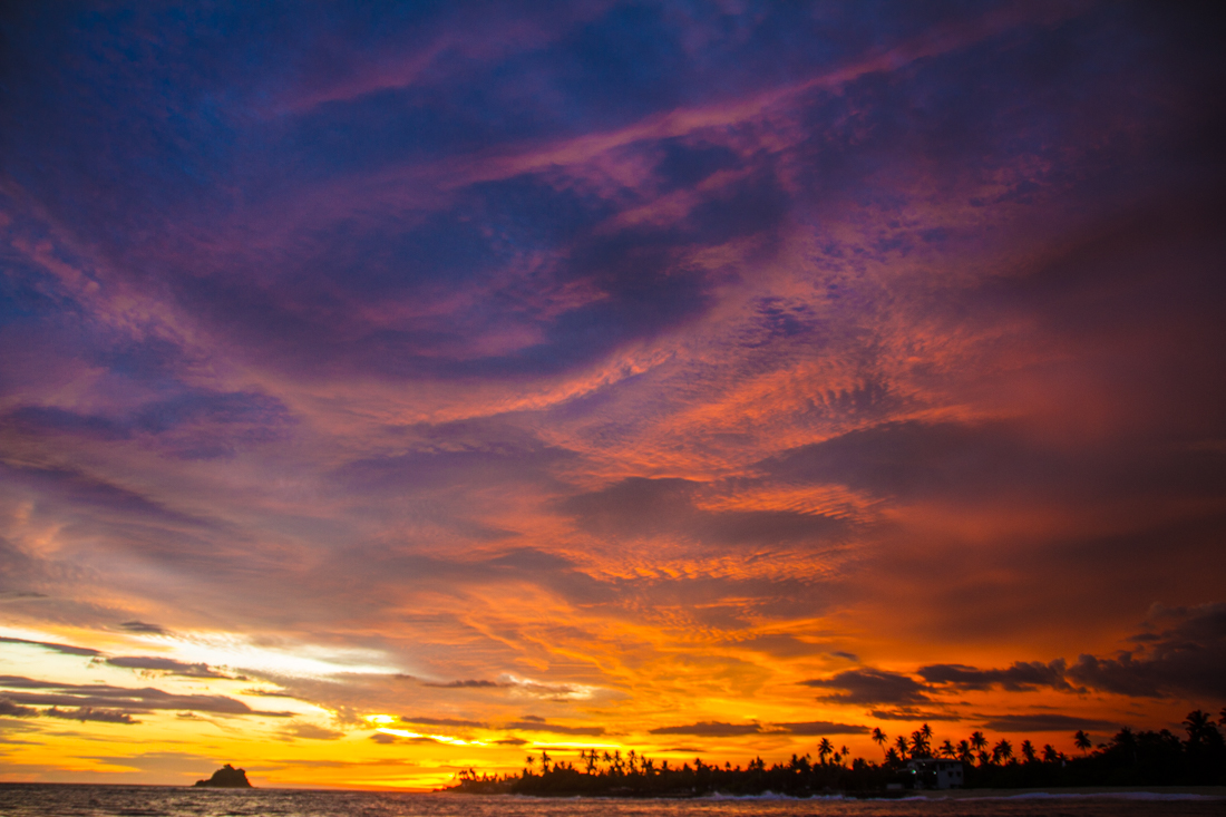 the-sidewalk-secrets-travel-blog-surf-sri-lanka-midigama-mirissa-surfing-sunset-6