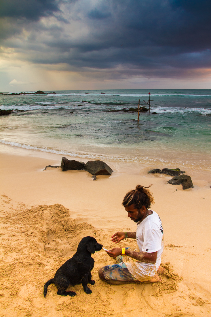 the-sidewalk-secrets-travel-blog-surf-sri-lanka-midigama-mirissa-surfing-sunset-6