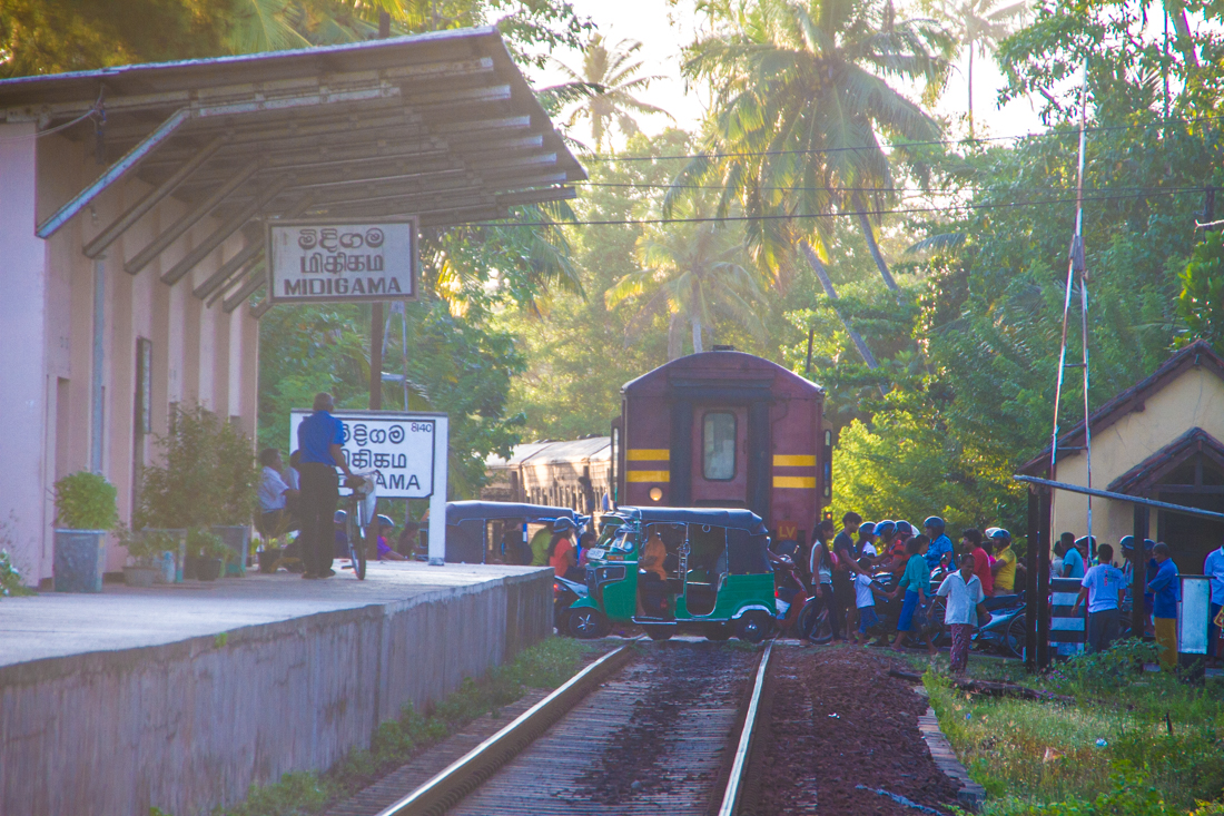 the-sidewalk-secrets-travel-blog-surf-sri-lanka-midigama-mirissa-surfing-sunset-8