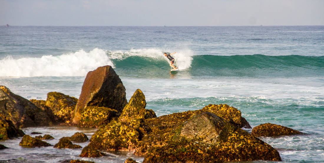 the-sidewalk-secrets-travel-blog-surf-sri-lanka-midigama-mirissa-surfing-sunset-3