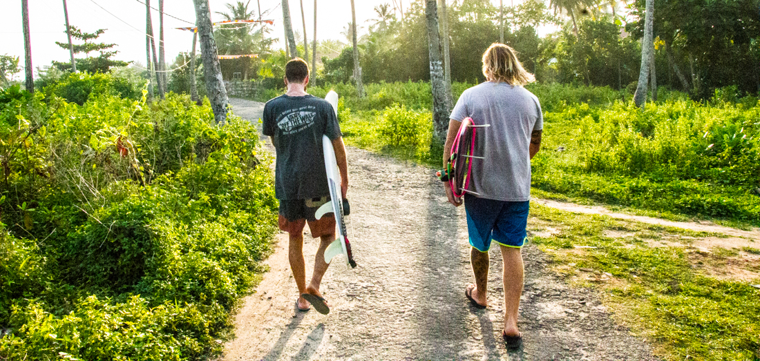 the-sidewalk-secrets-travel-blog-surf-sri-lanka-midigama-mirissa-surfing-sunset-4