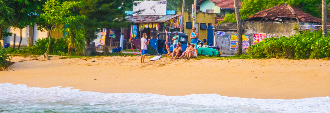 the-sidewalk-secrets-travel-blog-surf-sri-lanka-midigama-mirissa-surfing-sunset-5