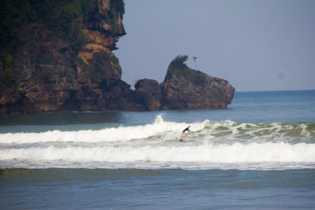 back-surfing-indonesia-sara-gurfer-surferchicks-3