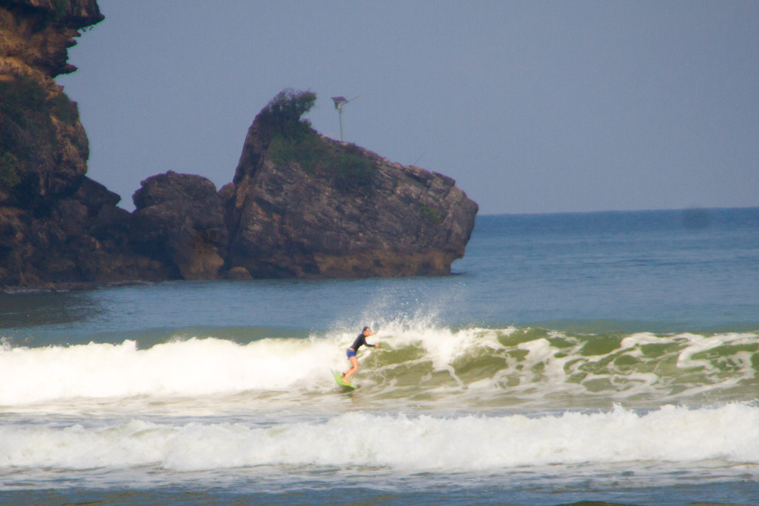 back-surfing-indonesia-sara-gurfer-surferchicks-4