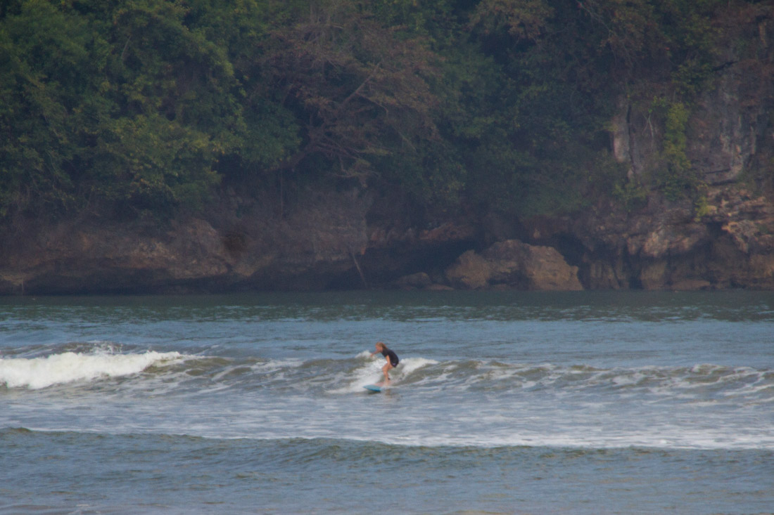 back-surfing-indonesia-sara-gurfer-surferchicks-5