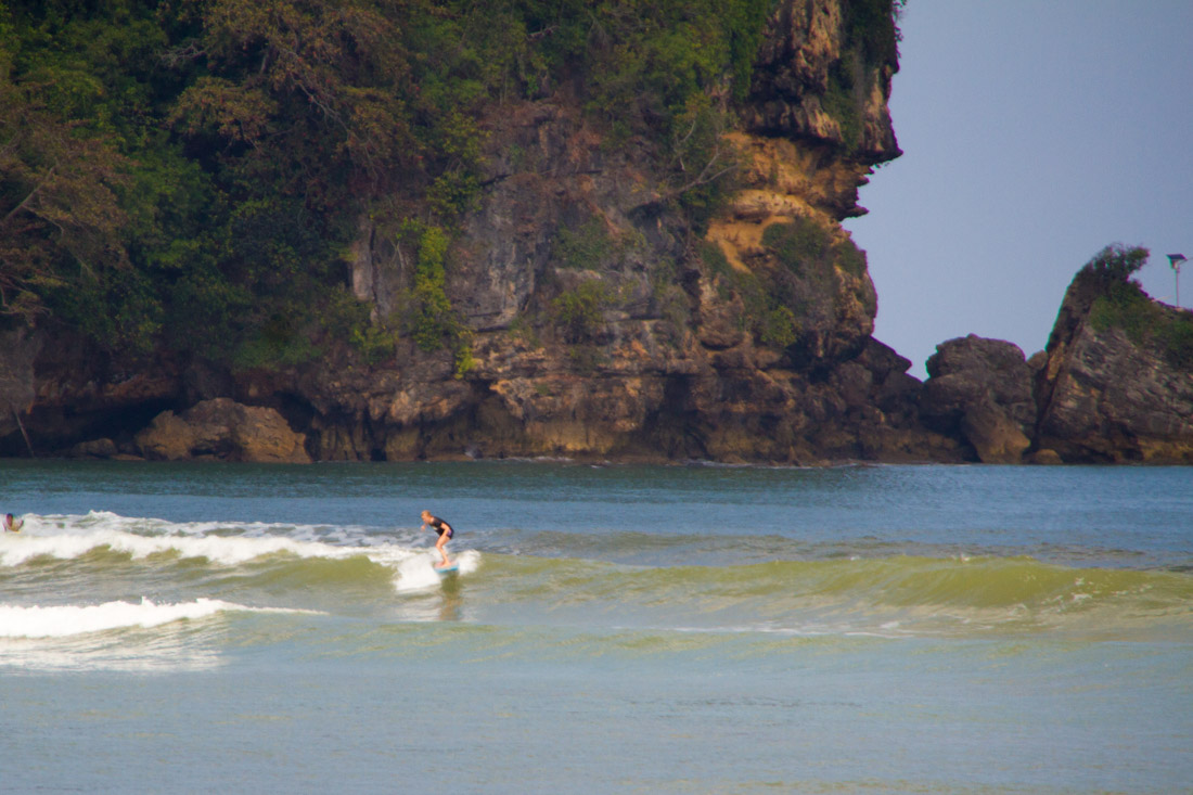 back-surfing-indonesia-sara-gurfer-surferchicks-6